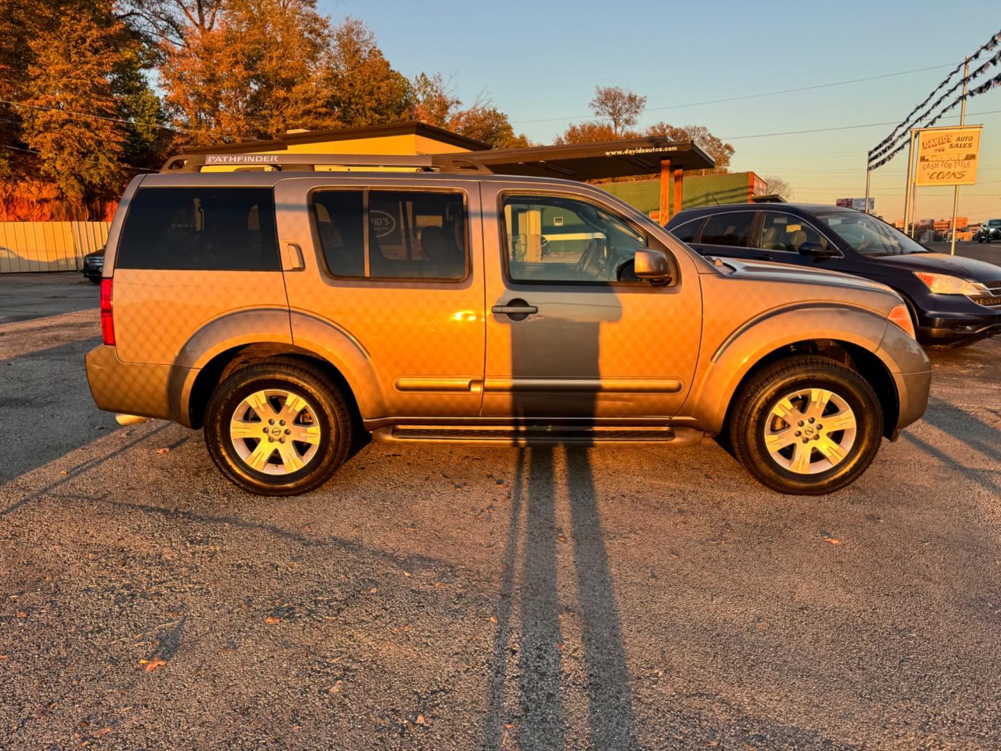 2006 Gray Nissan Pathfinder LE 2WD (5N1AR18U46C) with an 3.5L V6 DOHC 24V engine, 5-Speed Automatic Overdrive transmission, located at 307 West Marshall Avenue, Longview, TX, 75601, (903) 753-3091, 32.500828, -94.742577 - Photo#0